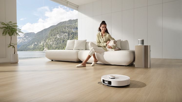 Stay-Connected-with-Your-Home-主机语音控制2.jpg