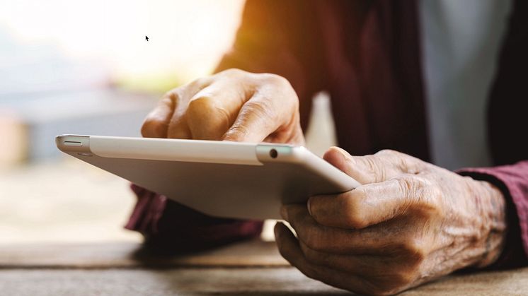 Händer håller i ipad foto Adobe Stock.jpg