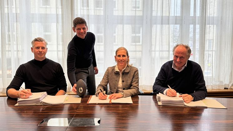 V.l.n.r.: Hauke Brümmer (CEO ENOVA), René Meyer (Head of Investment ENOVA), Katharina Beyer, Dr. Henning von Stechow (beide Vorstand Prokon eG)