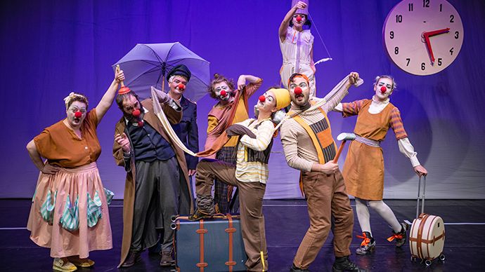 teatrul-luceafarul-iasi-premiera-statia-clovnilor-spectacol-non-verbal-papusi-2.jpg