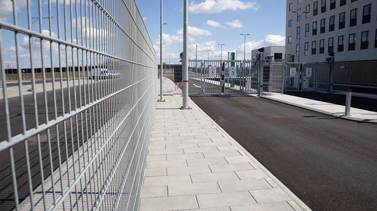 Andelen af sikrede parkeringsmuligheder langs Europas veje minimal. Det er der nu begyndt at blive ændret på, da Recharge City er åbnet ved E45 mellem Horsens og Hedensted. Foto: Heras Danmark