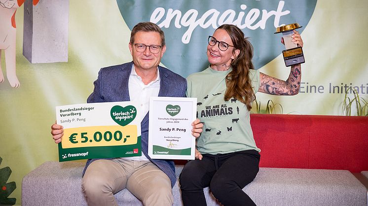 Hermann Aigner übergibt den goldenen Fressnapf an Sandy P. Peng.
