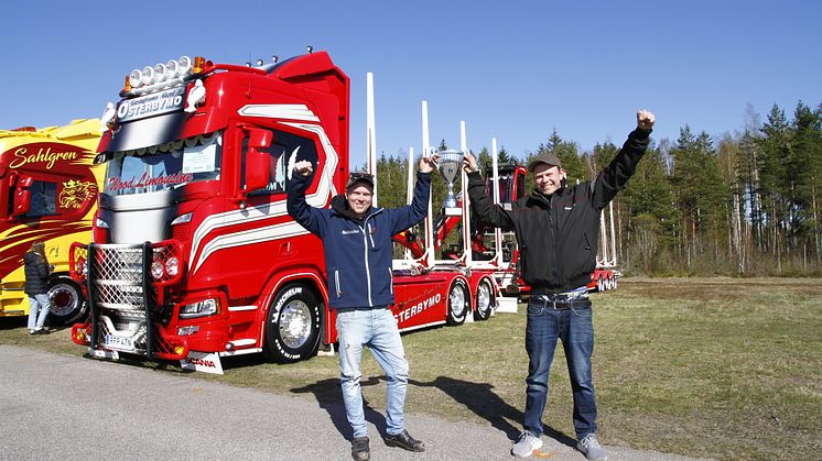 Fjolårets vinnare Mikael och Jimmy Storm höjer segerpokalen! Deras fina Scania R590 korades till Skogens Konung I år kommer de till Emmaboda för att försöka försvara sin titel Foto Tomas Ek.jpg