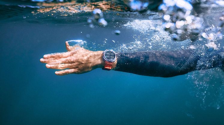 033-lifestyle-galaxy-watch-ultra-titaniumgray-ocean-swimming.jpg