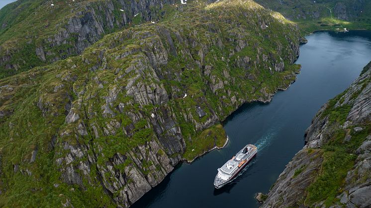 2024.06.13 - Otto Sverdrup, Trollfjorden, drone - 02 - Espen Mills - Hurtigruten.jpg