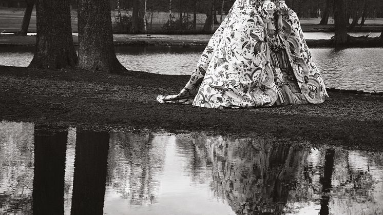 Pressinbjudan till vernissage: Elisabeth Tolls bilder av Anna Järvinen som Marie Antoinette 
