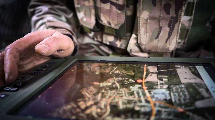 IMG1207_01_WW_Soldier-using-SitaWare-Frontline-in-vehicle.jpg