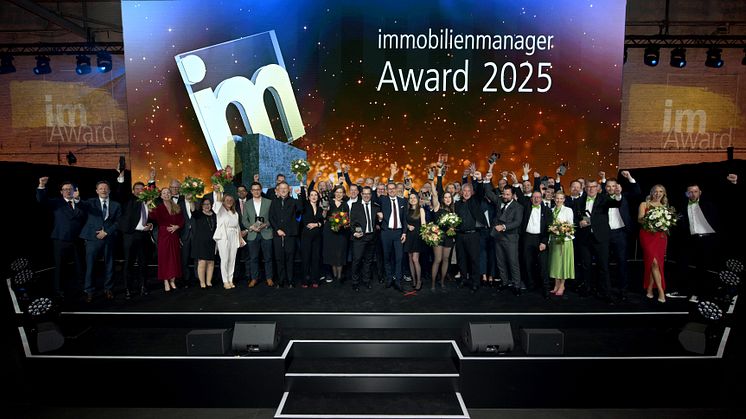 Das traditionelle Bühnenfoto der Preisträger des immobilienmanager-Awards 2025. Foto: immobilienmanager/Steffen Hauser