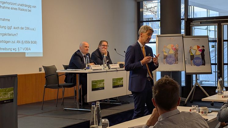 Das renommierte Referententeam Dr. Edgar Joussen, Goetz Michaelis und Dr. Tobias Rodemann begleitet die Teilnehmerinnen und Teilnehmer kompetent durch das Programm. Foto: RM Rudolf Müller Medien