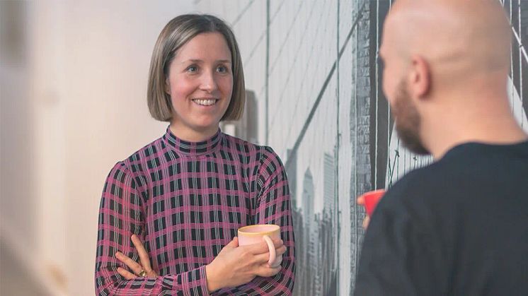Korrekte arbejdsstillinger og god ergonomi på arbejdspladsen en mangelvare hos mange danske virksomheder. Bliv klogere på, hvordan du skaber et mere ergonomisk arbejdsmiljø, og få 3 ergonomiske råd, der giver dig mere sundhed og bevægelse i arbejdet.
