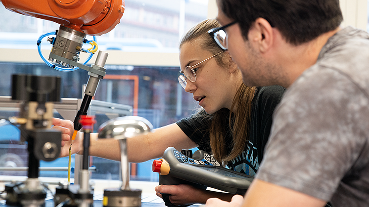 I högskolans nya automationslabb finns elva industrirobotar och kollaborativa robotar i olika storlekar och med olika utrustningsnivåer. Foto: Högskolan Väst