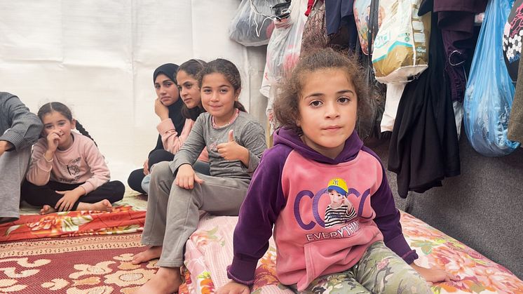 CH1945597_Feras's grandchildren in the tent where the family shelters in Al Mawasi, Khan Younis,  southern Gaza_Bisan Save the Children (kopia).jpg