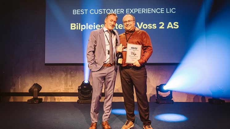 F.v. Trond Grønbeck, Chief Licensee Network Officer i Hertz Norge og Hans Inge Opheimsvangen, Daglig leder Bilpleiesenteret Voss 2