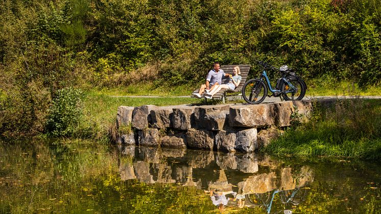 Nordrhein-Westfalen_Fahrradfahrer_machen_Pause_auf_dem_Sauerland_Radring.jpg