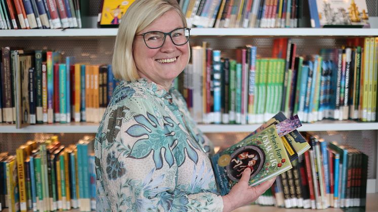 – Målet er å hjelpe dem å finne veien over til bøkene, ut i den virkelige verden, og inn i sine egne liv, sier Anne Kari Holm, som er prosjektleder for Sommerles hos Deichman. Foto: Deichman