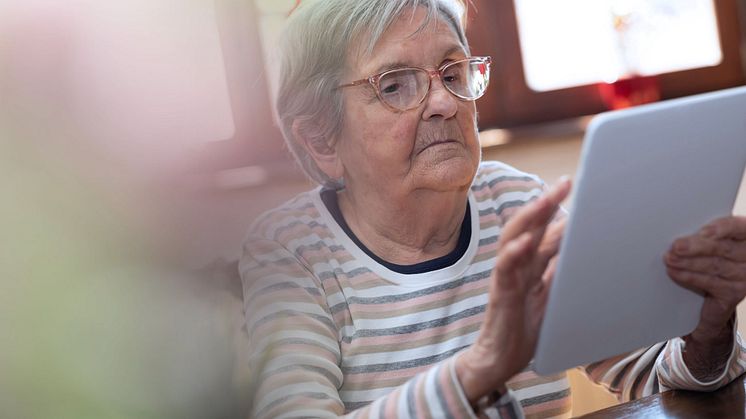 Äldre kvinna med ipad foto Adobe Stock.jpg