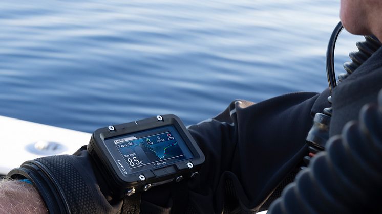 Garmin Descent X50i, on arm.jpg