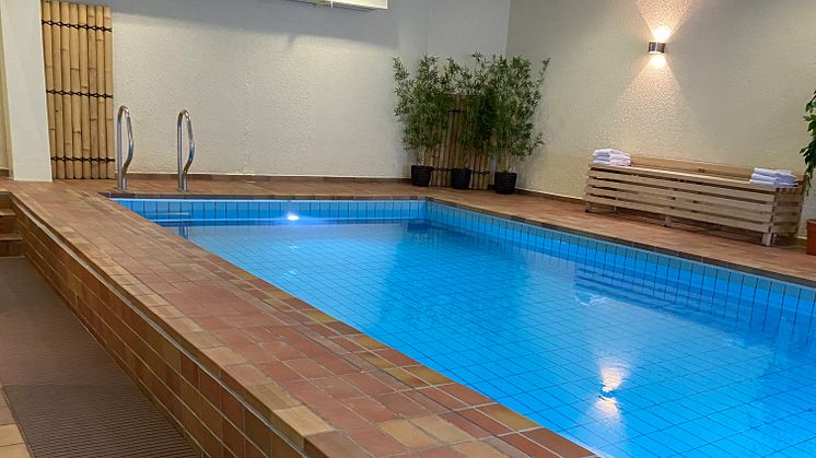 Während der Bereich rund um das Becken täglich mehrfach gereinigt wird, steht eine Grundreinigung oft nur einmal jährlich auf dem Plan.