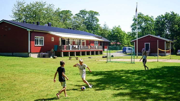 Bollspel på HSB Skånes sommarkollo sommaren 2024.