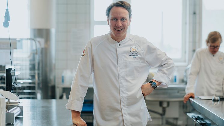 Viktor Westerlind Tävlingsledare Årets Kock 2025 Foto Samuel Unéus.jpg