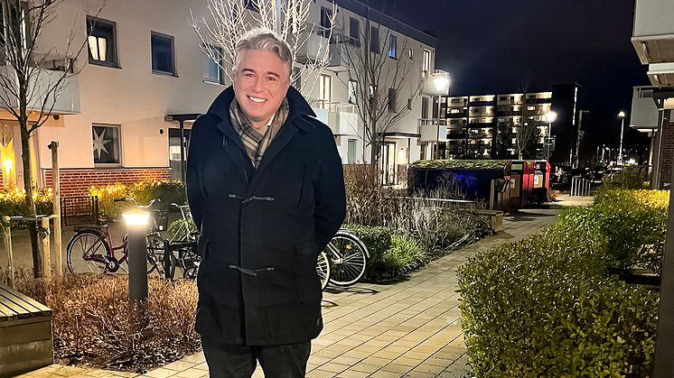 Stadsarkitekt Björn Bensdorp-Redestam på plats vid Grönkullagatan 29–35, ett renovering som nyligen fick ett hedersomnämnande i Helsingborgs nyinrättade stadsbyggnadspris.