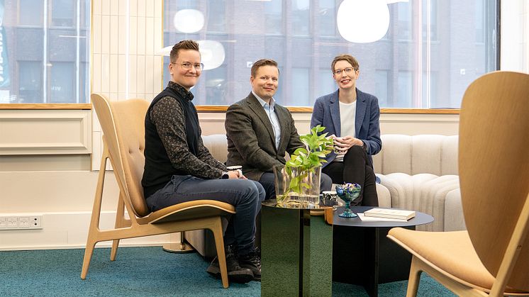 Vasemmalta: Kiira Kajoskoski, Jukka Holm ja Ulla Nikkanen (kuva: Ada Kalliomäki / Visma Aquila)