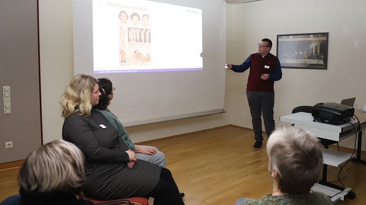 Dr. Sven Fust bei seinem Vortrag beim Arzt-Patient*innen-Seminar zum Thema Parkinson. (Foto: Hephata-Archiv/Melanie Schmitt)