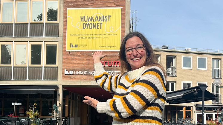 Välkommen till Humanistdygnet i Linköping, säger Viveca Valgren, ceremonimästare på Linköpings universitet.