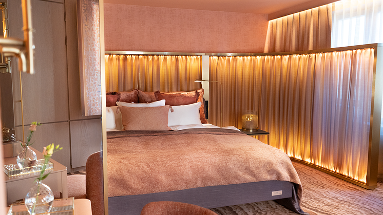 Bedroom_TheRoyalSuite_1.png