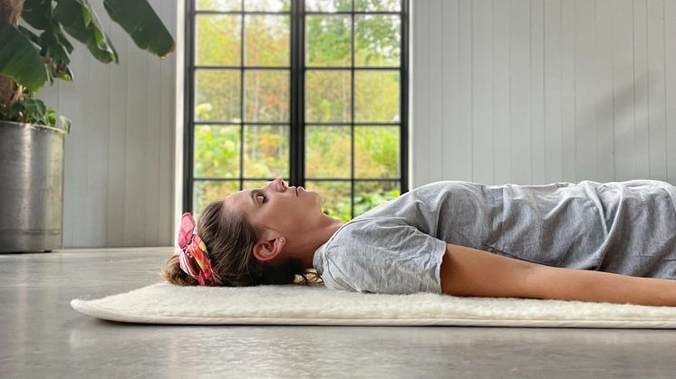 Yogobes expert Johanna Alvin ger tips och råd för att lättare komma till ro och vila.