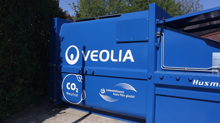 Sonnige Übergabe der CO2-neutralen Solarpresse an das Lebenshilfewerk Kreis Plön gGmbH