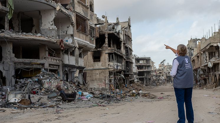 Karyn Beattie, tidigare teamledare för Rädda Barnen i Gaza, framför förstörelsen i Khan Younis där hem, skolor, vårdinrättningar har totalförstörts.