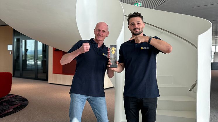 Projektleiter Markus Amberg (links) und Geschäftsführer Robert Kern haben mit ihrem Team die Herausforderungen in der Planung und Montage der Kunst-Treppe perfekt gemeistert.