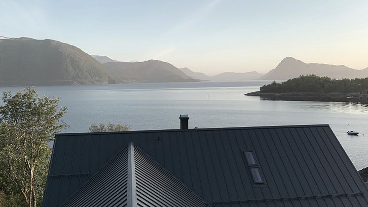 Tak- och fasadprofilen Plannja Trend i matt svart (PL01) - tillverkas nu av återvunnet stål