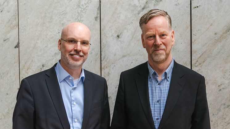 Till vänster Niclas Nordwaeger, chef för extern försäljning hos SPP samt Claes Bergwik, senior jurist hos Max Matthiessen. 
