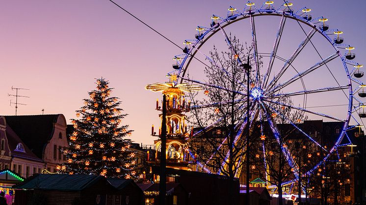 Riesenrad auf dem Cottbuser Weihnachtsmarkt (C) Steffen Lehmann, TMB Fotoarchiv