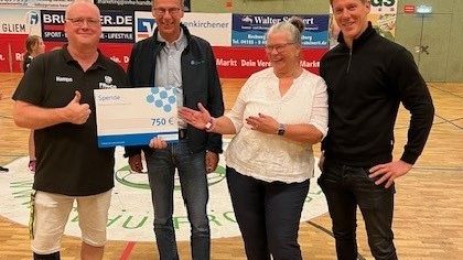 Spendenübergabe Krötenpott.jpg
