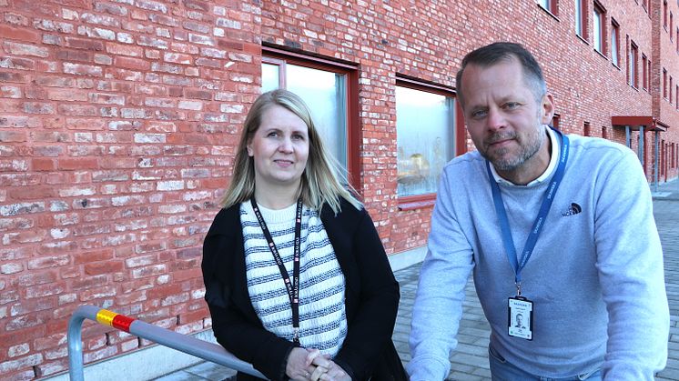 Liza Klefberg från Borås Stad och Daniel Lyckvik från Skanska har samarbetat kring bygget av Fredriksborgskolan, som till stor del klätts med återbrukat tegel. Bild: Gösta Löfström
