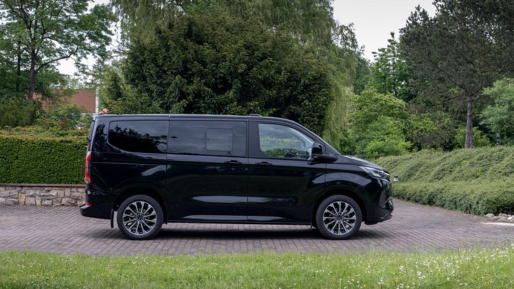 Ford E-Tourneo Custom_Titanium_X (2).jpg