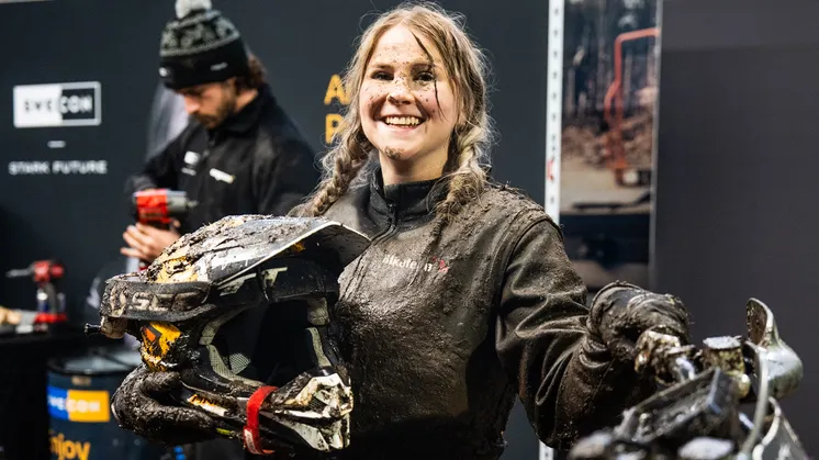 Finländska Anna Palander efter Gotland Grand National 2025, tävlandes på en elektrisk Stark VARG.