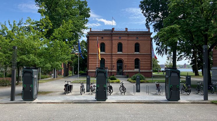 DC-Ladesäulen vor dem Landtagsgebäude