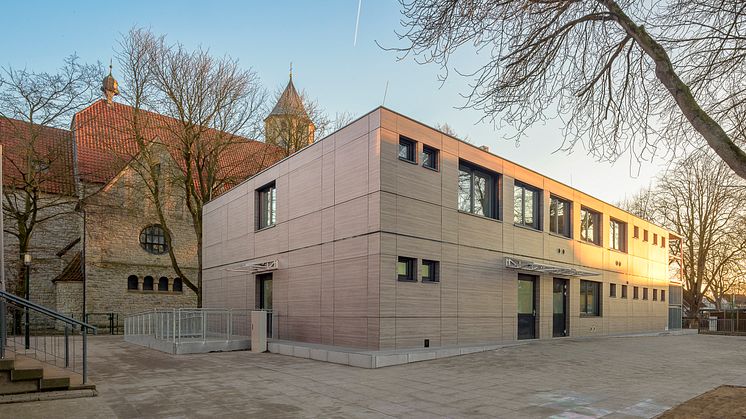 Adapteo_2023_Schule_Sarstedt_Außenansicht-2.jpg