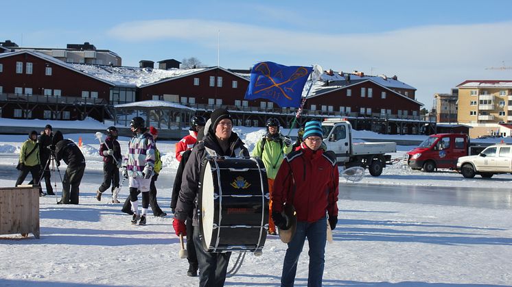 Blåsigt när årets upplaga av SM i Yukigassen invigdes