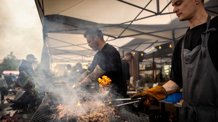 Den Lilla Krogen i full aktivitet vid Matfestivalen 2023. De är en av de lokala krögarna som bokat plats till Matfestivalen 2024. Foto: Tobias Andersson/upplevskovde.se