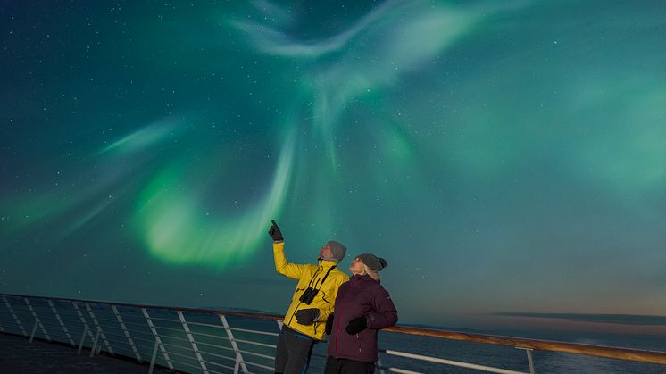 Northern_lights_on_deck_Norway_HGR_122388_Photo_Agurtxane_Concellon.TIF