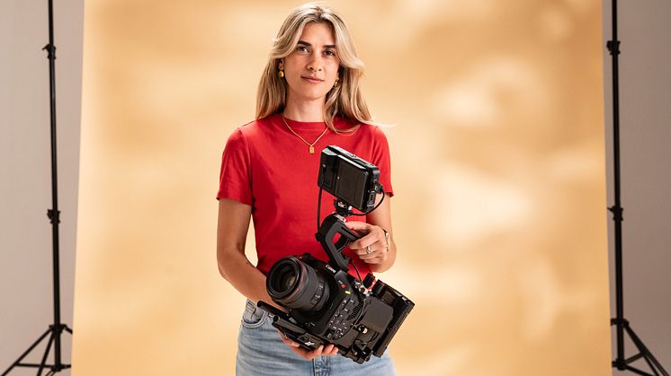 Canon EOS C80_Lifestyle_Carolina_holding_product_65643.jpg