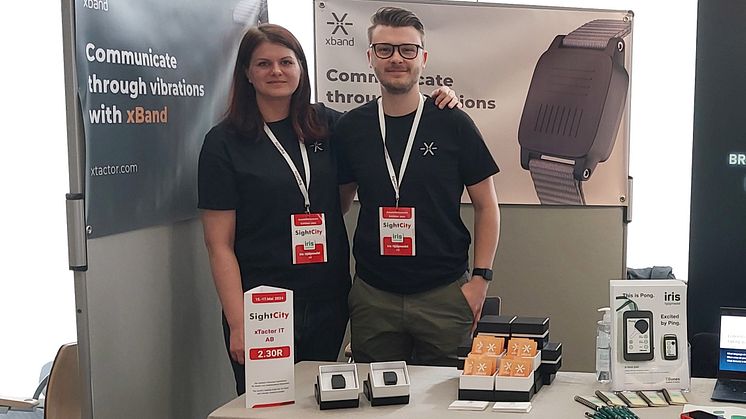Camilla och Ante från xTactor visar upp xBand på SightCity i Frankfurt.