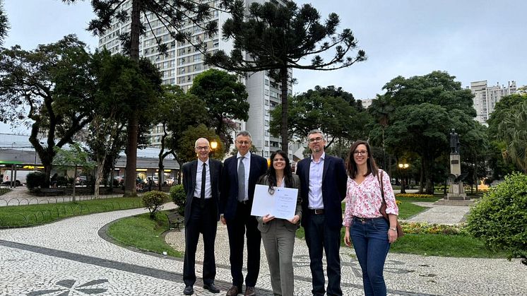 Nach der Disputation in Brasilien; v.l.: Prof. Dr. Elmar Kos (Vechta), Prof. Dr. Jean-Christophe Merle (Vechta), Lorenna Fyama Pereira Marques (Vechta/UFPR), Prof. Dr. Joel Thiago Klein (UFPR), Prof.in Dr.in Cristina Foroni Consani (UFPR)
