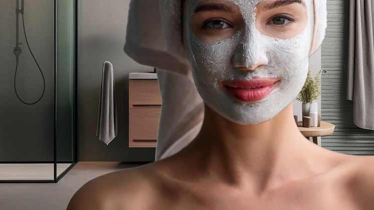 Eine Frau im Badezimmer mit einem Handtuch auf dem Kopf und einer Gesichtsmaske