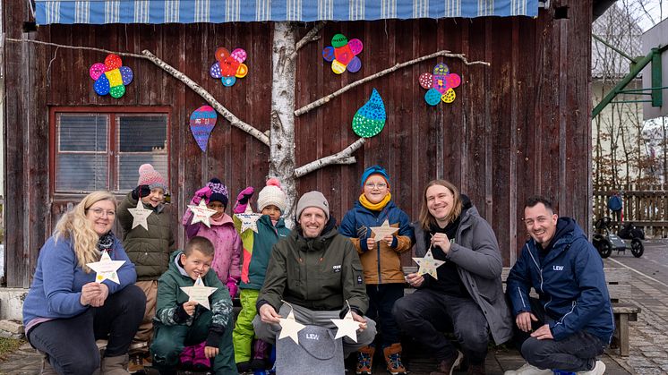 Bei der Abholung der Sterne: Einrichtungsleiterin Karin Oswald zusammen mit Kindern des Kinderhaus Forsthaus Peiting und den LEW-Vertretern Lukas Schmidl, Dr. Sebastian Tölle und Simon Roth